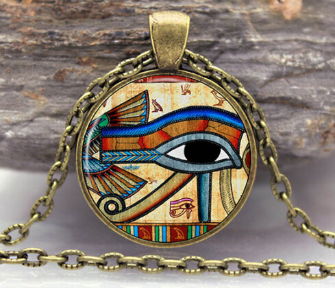 Collana Occhio di Horus - Piramide | Museo Egizio Collana Occhio di Horus - Piramide | Museo Egizio
