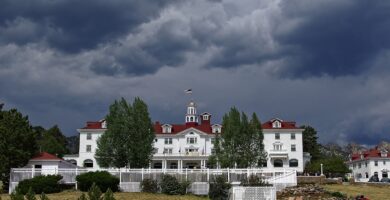 Tarot estes-parks-stanley-hotel-390x200 La fascinante historia del hotel Stanley, Colorado Experiencias